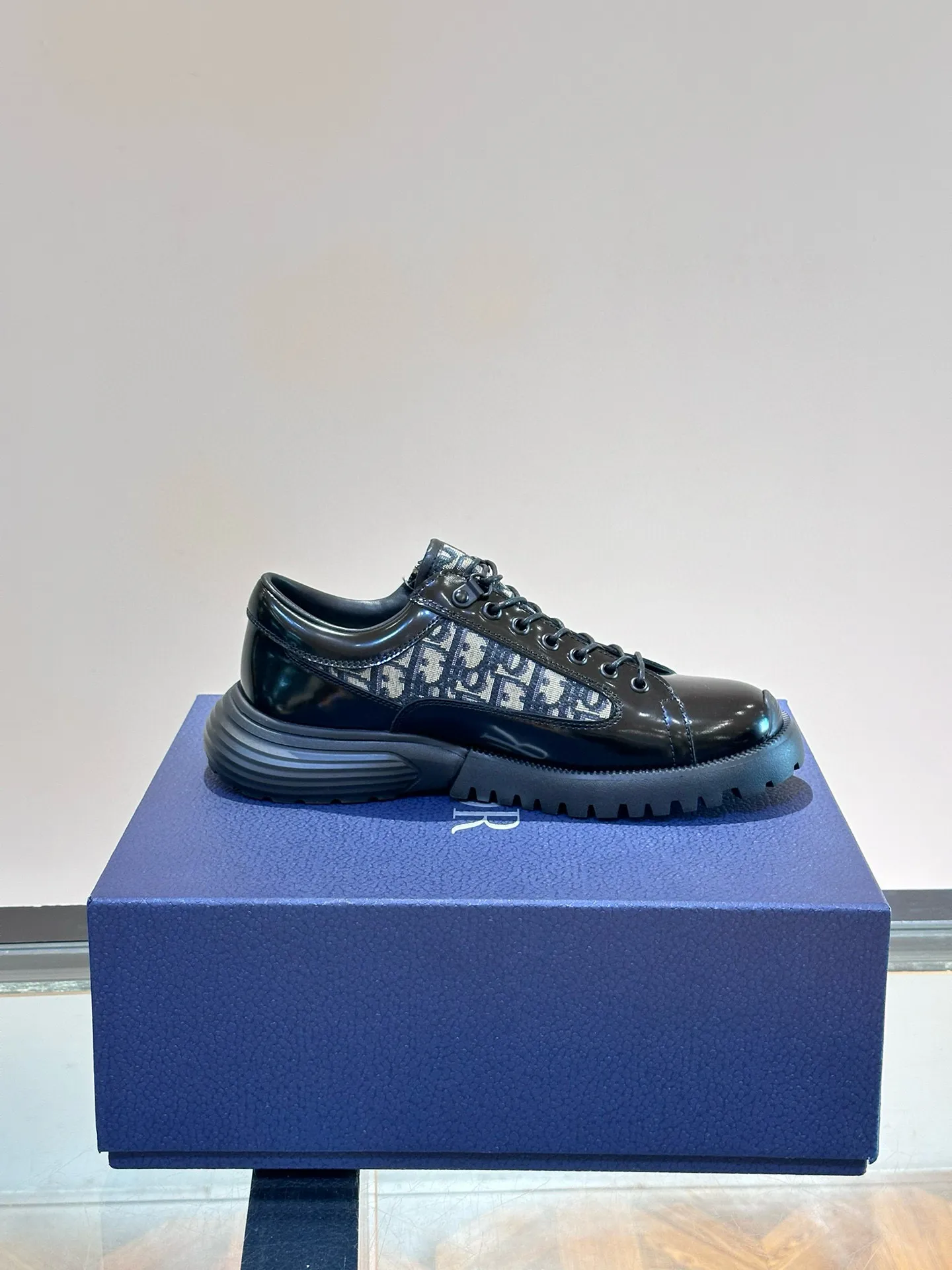Factory price: 540💰◾️▫️Dior Combat Derby shoes are a new product in the 2024 spring men's wear series, presenting a mixed style that combines fashion design with sports elements. Crafted from black buffed calfskin leather with beige and black Oblique print panels on the sides and tongue. Designed with laces and technical zipper closure, the lightweight mixed-style sole highlights the charm of high-end customization. The Dior signature on the side enhances the style and will add a trendy touch to any look this season. Size: 39-44 (customized at 38.45)